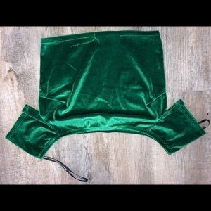 Green velvet short top with shoulder sleeves